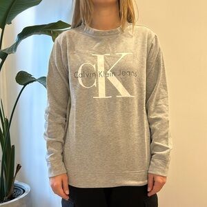 Calvin Klein crew neck 
Women
Grey